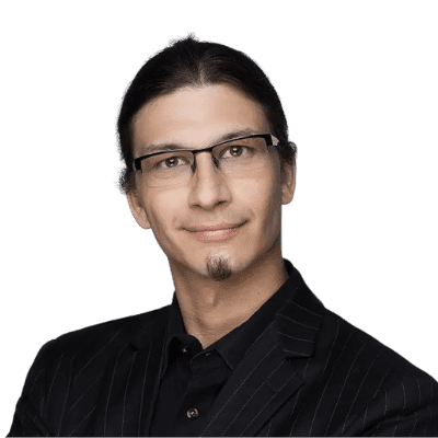 Mann mit Brille und gestreiftem Hemd lächelt.