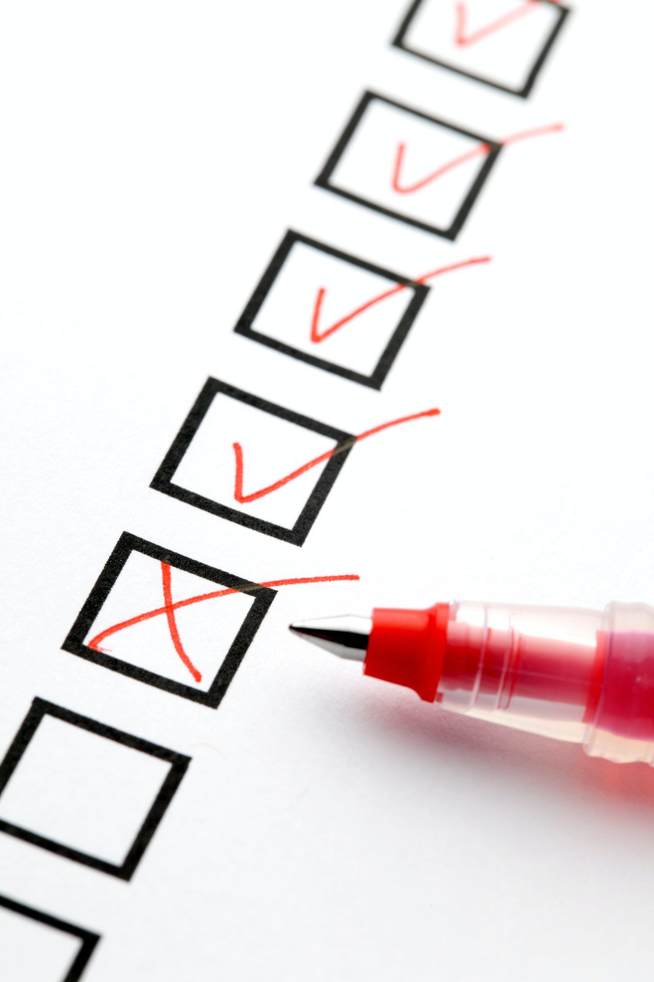 Checkliste mit rotem Stift abgehakt.
