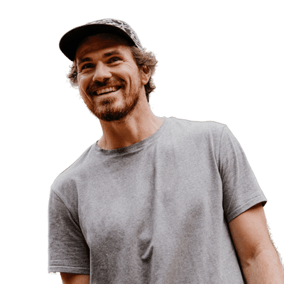 Lächelnder Mann mit Kappe und grauem T-Shirt.