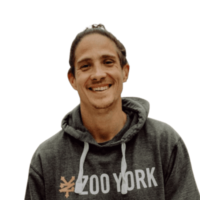 Lächelnder Mann im Zoo York Kapuzenpullover.