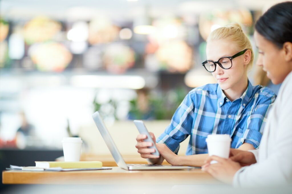 Zwei Personen arbeiten im Café.