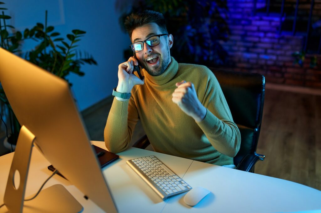 Mann telefoniert und arbeitet spätabends.